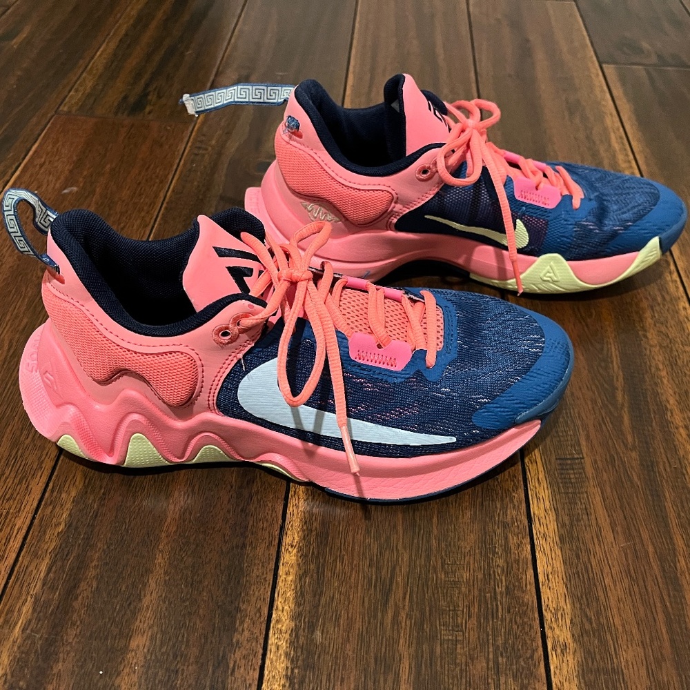 NIKE Giannis Basketball Shoe Men’s 6.5